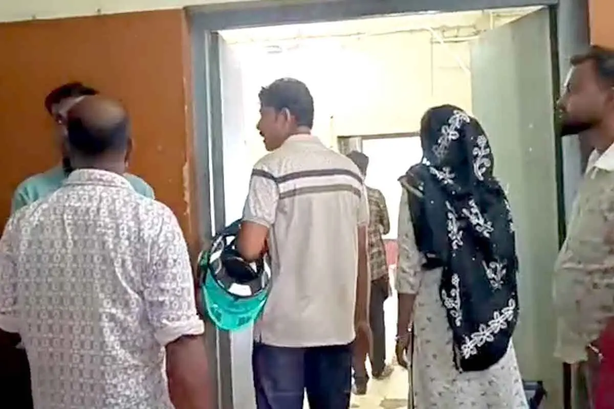 غلط علاج سے مریض کی موت! کلیانی جے این ایم ہسپتال میں توڑ پھوڑ، شدید کشیدگی