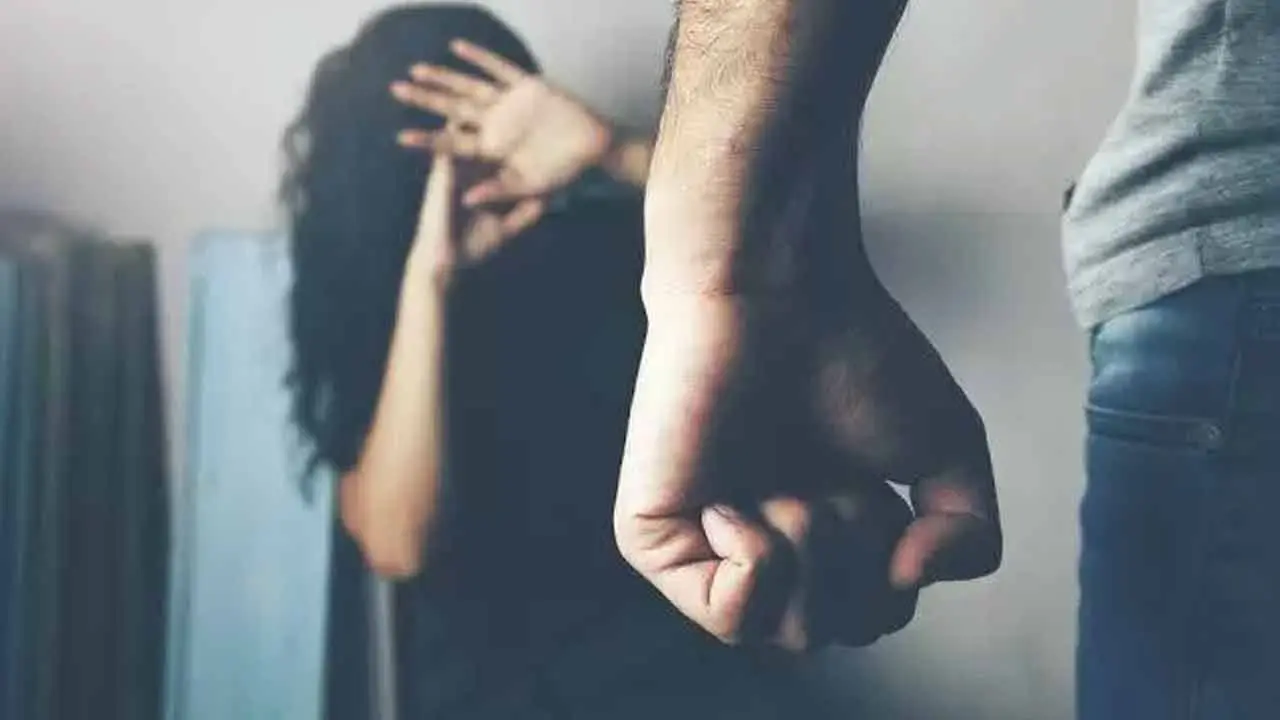 بیوی کے فرار ہونے کے شک اور خوف کی وجہ سے شوہر نے اپنی بیوی کا گلا کاٹ دیا