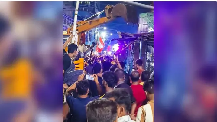 کولکتہ  کے   نیو مارکیٹ میں ٹی ایم سی کے دفتر پر بلڈوزر کی کارروائی؛  گوشت کی دکان بھی مسمار کر دی گئی