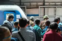 بلو لائن پر ایک بار پھر سگنل کی خرابی، میٹرو سرنگ کے درمیان کافی دیر تک پھنسی رہی، مسافروں کو شدید پریشانی