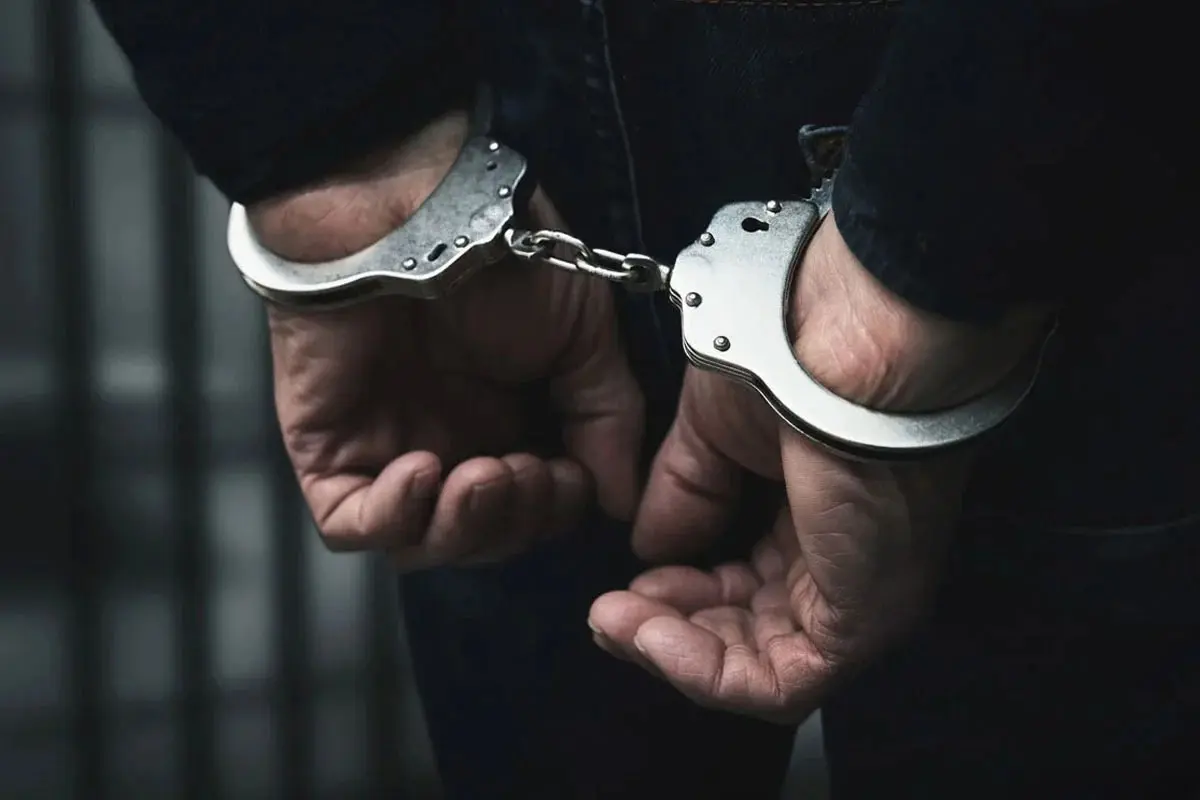 سابق فوجی افسر کی اہلیہ سے تین کروڑ روپئے ہڑپنے کے الزام میں ایک نوجوان گرفتار