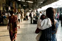 ایک خاتون نے اپنے دو دن کے جگر گوشے کو ایک اجنبی خاتون کے حوالے کر دیا