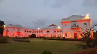کولکتہ میں سرکاری عمارتوں اور عوامی مقامات کی رنگت بدلنے کا سلسلہ جاری ہے۔