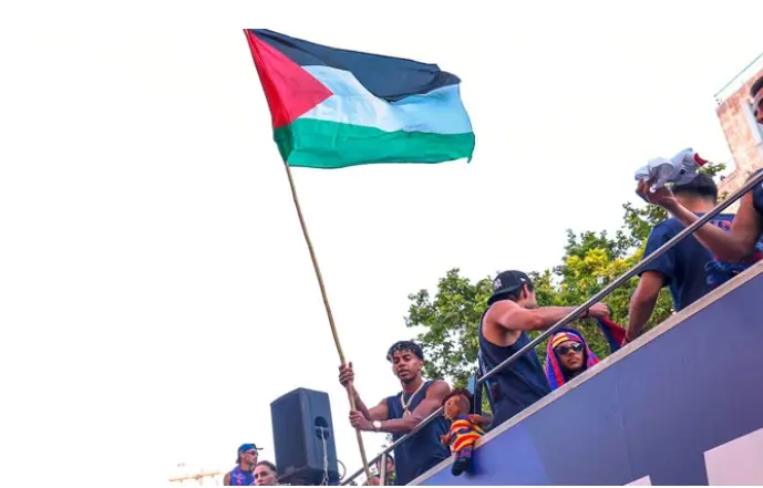 ہسپانوی فٹبالر کا فتح کے جشن کے دوران فلسطینی پرچم لہرا کر فلسطینیوں سے اظہارِ یکجہتی