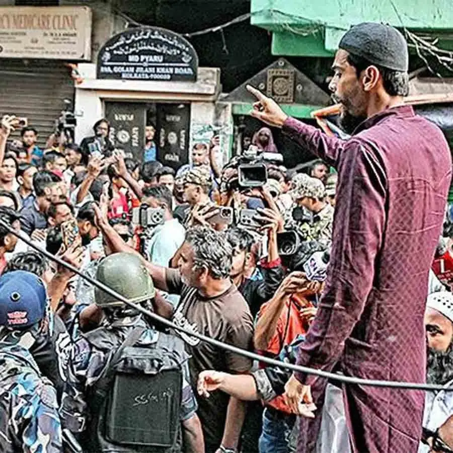 تلجلا میں اس متنازعہ کثیر المنزلہ عمارت کو گرانے سے قبل مکینوں کو موقع کیوں نہیں دیا گیا: نوشاد صدیقی کا سوال