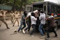 فلمی اندا ز میں پولس جیپ پر حملہ کرکے شرپسندوں نے ملزم کو چھین لیا