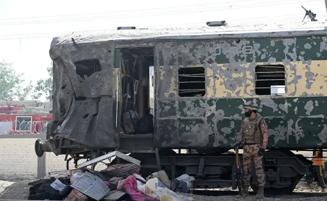 پاکستان کے  بلوچستان میں ریلوے ٹریک کے قریب ’فدائین‘ حملہ، 23 ہلاک