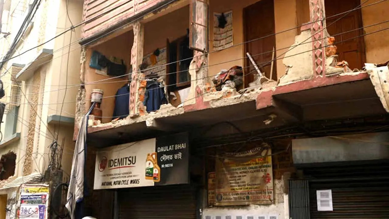 تعمیرات گرائے جانے کے خلاف سو لوگوں نے عدالت میں مقدمہ دائر کیا