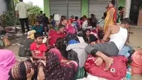 صبح سے بنگلہ دیش سرحد کے پاس اتنے لوگ کیا کر رہے ہیں