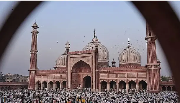 ملک بھر میں سخت سیکورٹی کے درمیان منائی جا رہی عید الاضحیٰ، مسجدوں میں نمازیوں کی امڈی بھیڑ