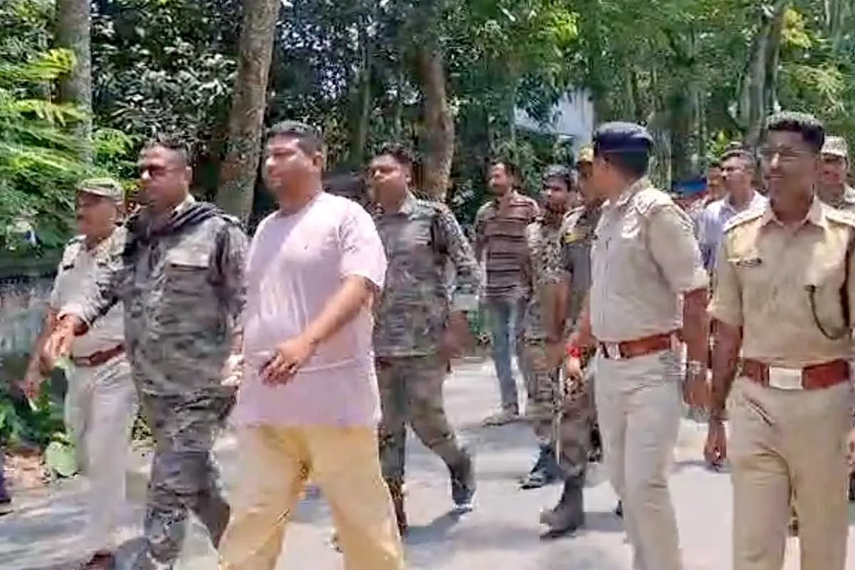 پولس اب خود ہی فیصلہ کرنے لگی ہے،ترنمول لیڈر کے کمر میں رسی باندھ کر گھمایا