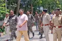 پولس اب خود ہی فیصلہ کرنے لگی ہے،ترنمول لیڈر کے کمر میں رسی باندھ کر گھمایا