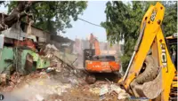 دہلی کےشالیمار باغ میں صبح سویرے بلڈوزر کی گڑ گڑاہٹ، سڑک چوڑی کرنے کے نام پر توڑے گئے 150 گھر