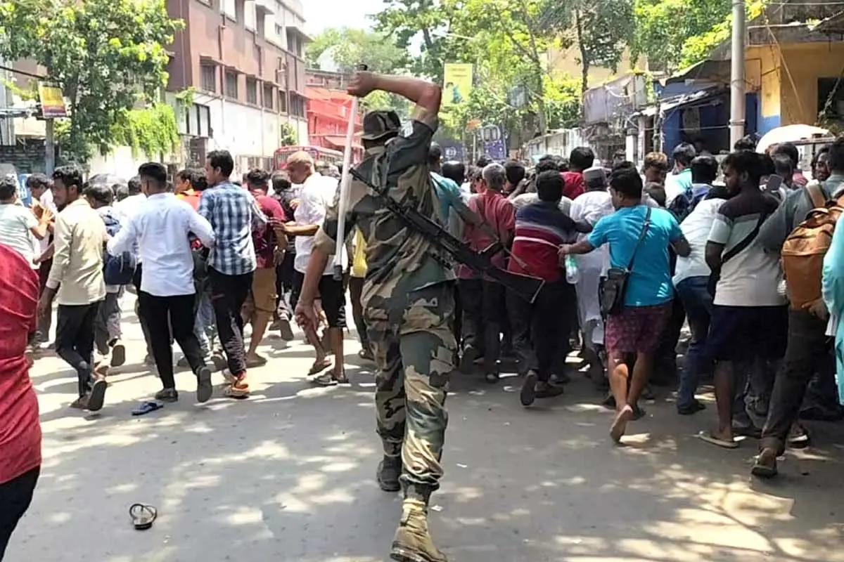 منگلاہاٹ خالی ہو رہا ہے، لاٹھی چارج کر کے سنٹرل فورس نے کاروباریوں کو ہٹا دیا