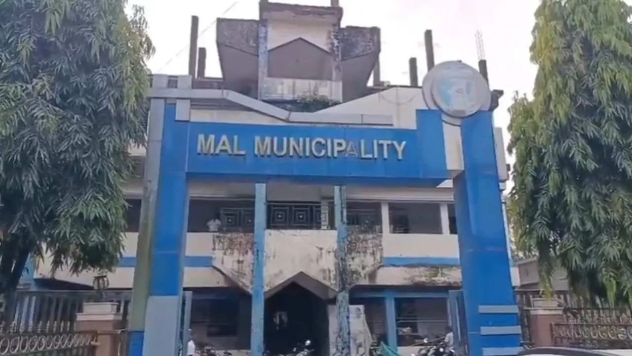 کٹ منی کا الزام لگاکر پولس نے مال کے ترنمول کونسلر سمیت پانچ افراد کو حراست میں لے لیا