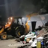غریبوں کا گھر توڑتے ہوئے بلڈوزر ڈرائیور کا ہاتھ کانپ رہا تھا