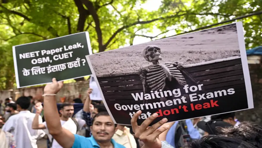 کاکروچ جنتا پارٹی کا جنتر منتر پر احتجاج شروع، وزیر تعلیم دھرمیندر پردھان کے استعفیٰ کا مطالبہ