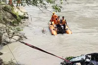 تیستا ندی میں گاڑی گرنے سے دو دن بعد 5 سالہ بچے سمیت ایک ہی خاندان کے 4 افراد کی لاشیں برآمد