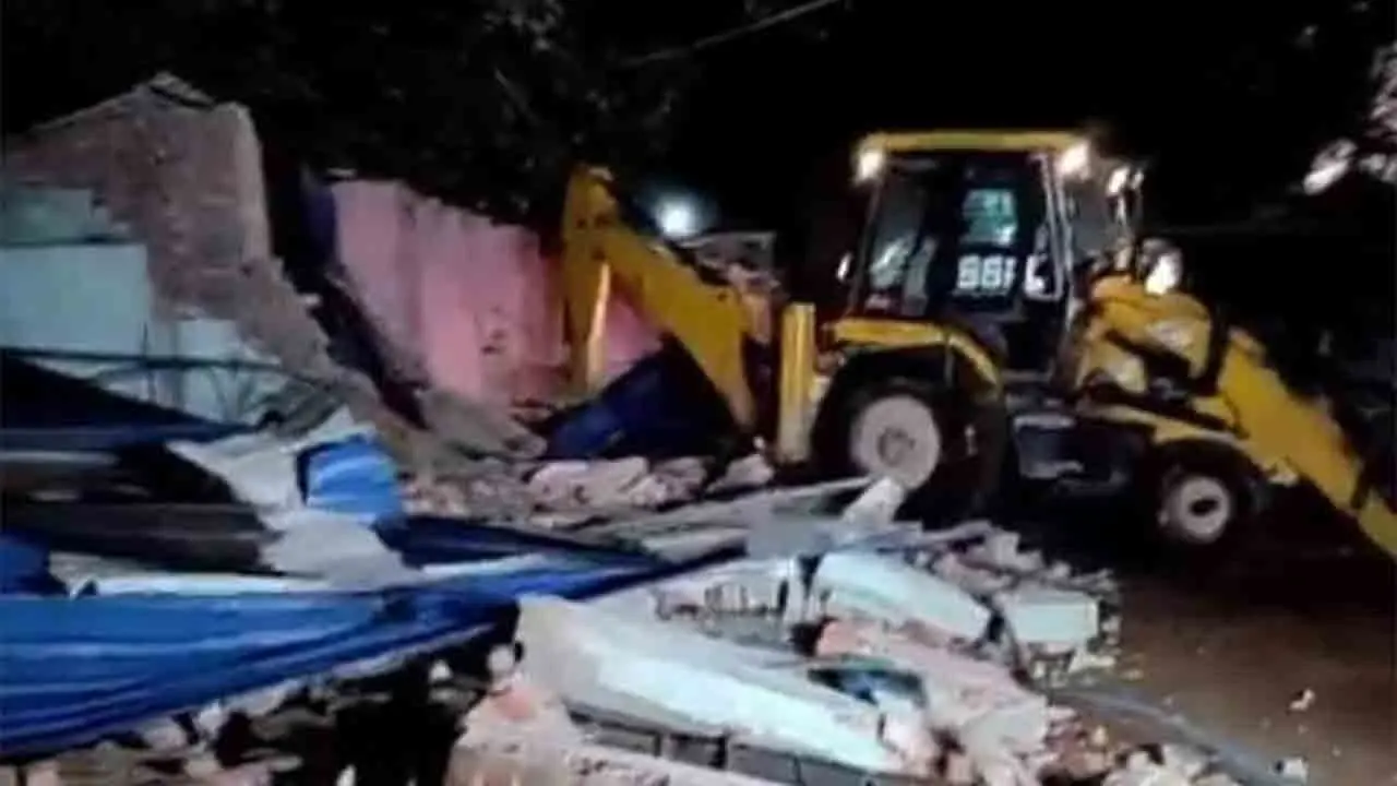 جادو پور میں بلڈوزر سے ہاکروں کو اجاڑ دیا گیا، مظاہرہ کرنے پر پولس نے لاٹھی چارج کیا،کئی لوگ زخمی ،