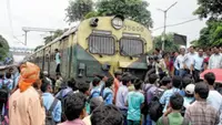 سیالدہ میں پریشان مسافروں نے پٹری پر لیٹ گئے مظاہرہ کیا