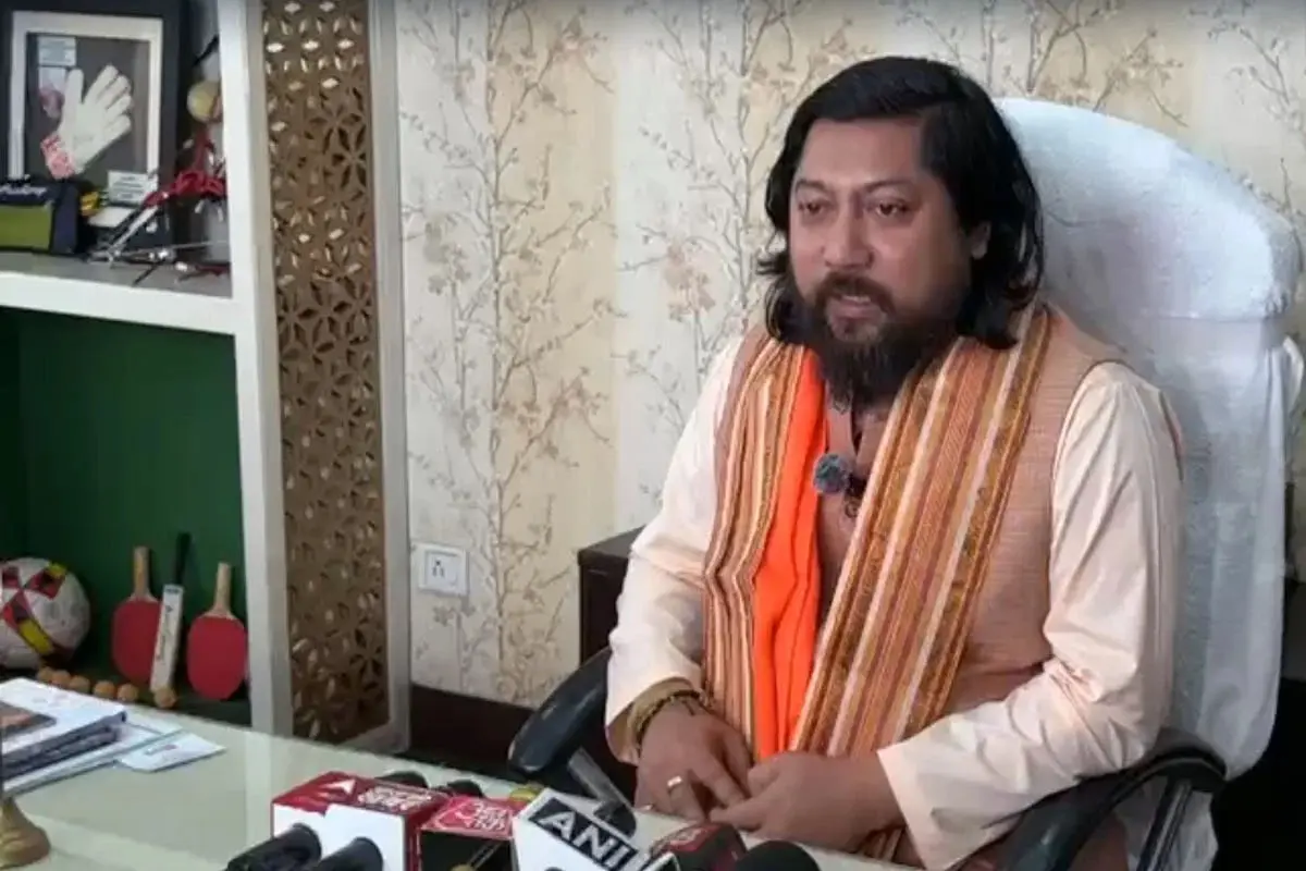 ایک مہینے کے اندر ، اسپورٹس منسٹر کو بدل دیا گیا