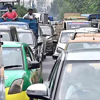 ریڈ روڈ بند ہونے سے گاڑیوں کی آمدورفت متاثر، لوگوںمیںشدید ناراضگی