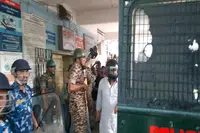 ادیان گوہا کو دیکھ کر لوگوں نے انڈوں کی بارش کردی