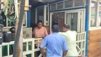 ممتا بنرجی کے گھر کو پارٹی کے ہی چند معتمد نوجوانوں نے گھیر رکھا ہے