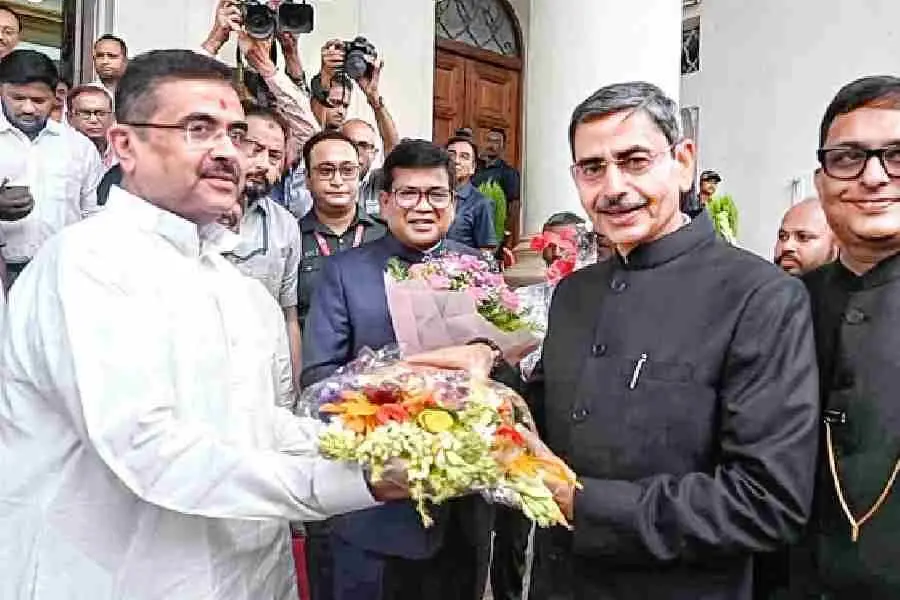 گورنر نے شوبھندو ادھیکاری کی دھڑ پکڑ کی سیاست کو درست قرار دیا
