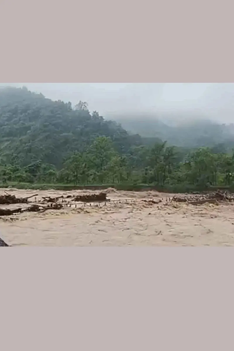 مسلسل بارش کی وجہ سے بنگال کے کئی علاقے متاثر، پہارٹی علاقو ں کے راستے منقطع