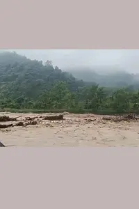 مسلسل بارش کی وجہ سے بنگال کے کئی علاقے متاثر، پہارٹی علاقو ں کے راستے منقطع