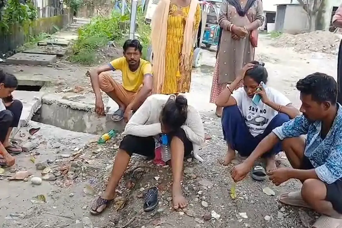 علی پور دوار میں غیر قانونی تعمیرات کی نذر ہوا بچہ، غصے میں لوگوں نے سڑک بلاک کر دی