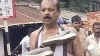 گردن میں بیلٹ اور جوتے لٹکا کر سابق میئر کو سڑکوں پر گھمایا گیا