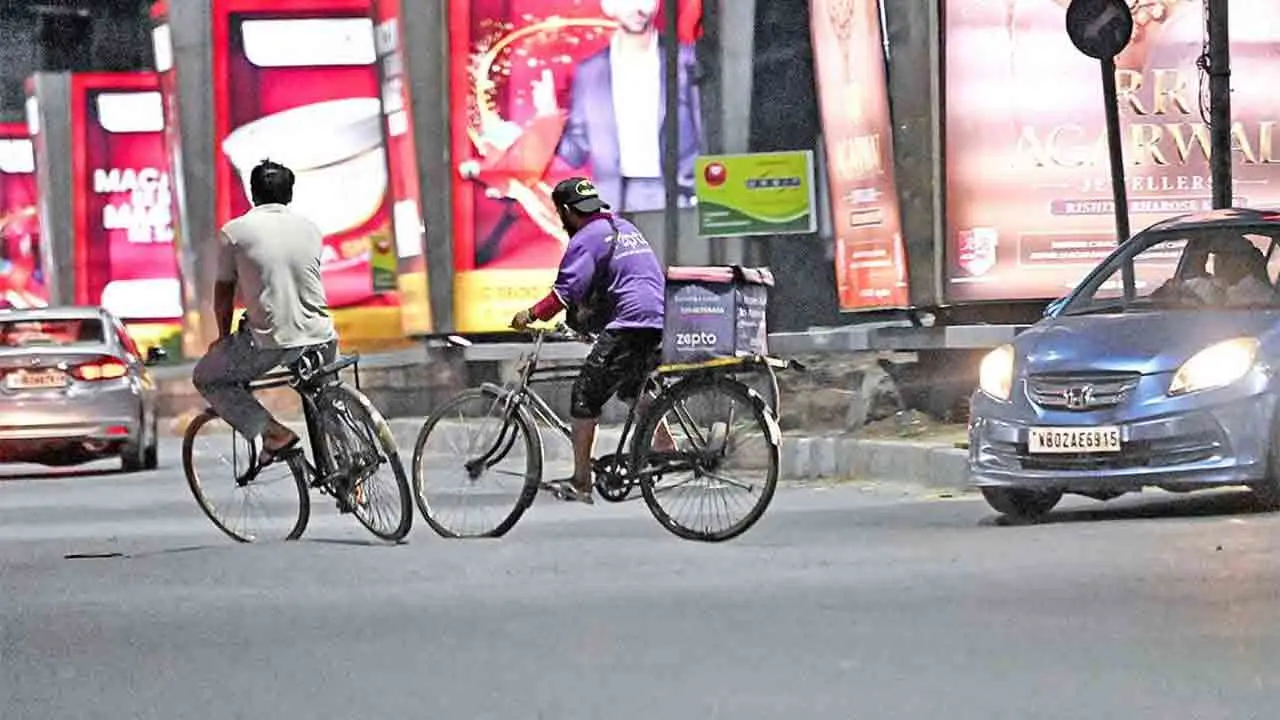 آن لائن ورکر مایوس، جبکہ مہاجر مزدوروں کو متبادل روزگار کی امید