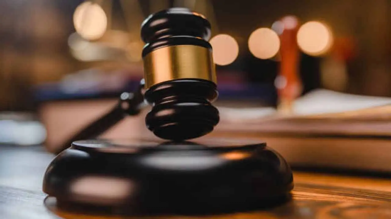 بی جے پی کارکن کے قتل کی سماعت کے بعد پریش پال کی طرف چپل اور گوبر پھینکا گیا