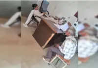 بزرگ فریادی منت سماجت کرتا رہا، میز پر پاؤں رکھ کر موبائل میں مصروف خاتون کانسٹیبل،عوامی غصے کے بعد معطل