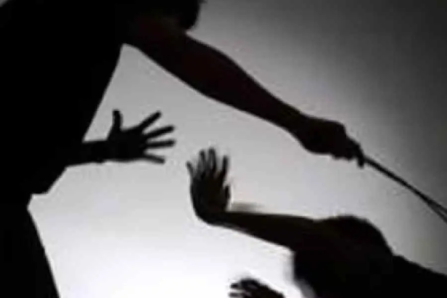 پڑوسی نے ایک گیارہ سالہ طالب علم کوننگا کرکے پیٹا اور اسے الٹا لٹکا دیا
