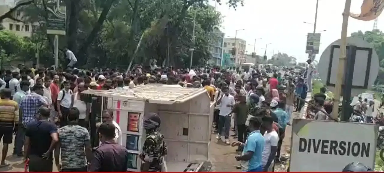 پک اپ وین کی ٹکر سے ڈیلیوری بوائے کی موت! مقتول کے ماموں کا کہنا ہے کہ 'ڈرائیور نے بھامگ پی رکھی تھی