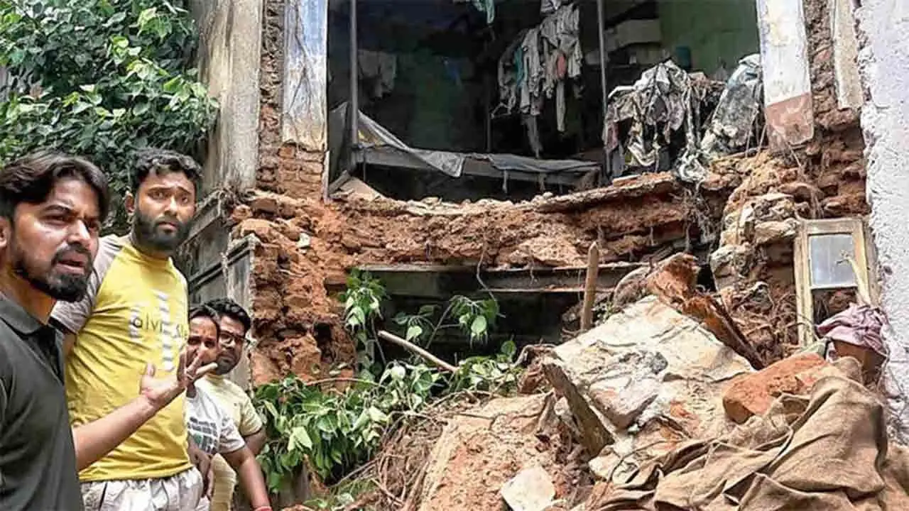جوڑا باگان میں مکان گر گیا، مکین بال بال بچ گئے
