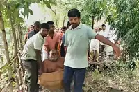 مریض کو بوری میں لٹکا کر ہسپتال لے جا رہے ہیں اہل خانہ