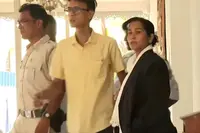 ترنمول ایم پی اپروپا نے وکیل کا ڈریس پہن کر شری رام پور تھانہ پہنچیں