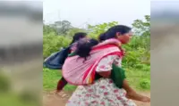 بخار میں مبتلا طالبہ کو چھ کلومیٹر تک کندھوں پر اٹھا کر چلی، اب وارڈن ہیما کی ہو رہی پذیرائی