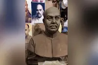 پرولیا میں پہلی بار یوم پیدائش پر بھارتیہ سیواشرم سنگھ شیاما پرساد کا مجسمہ) نصب کر رہا ہے