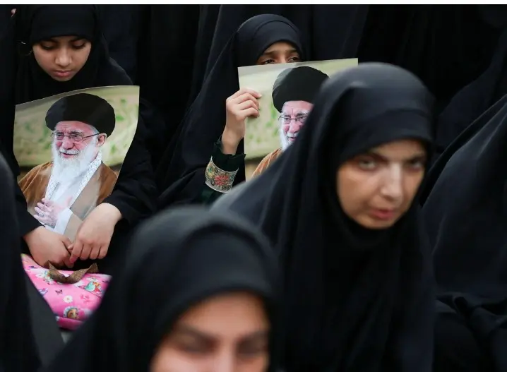 خامنہ ای کے جنازے میں عوام کا جم غفیر، جنگ کے بعد ایران میں سخت گیر قیادت کے اثر و رسوخ کا مظاہرہ