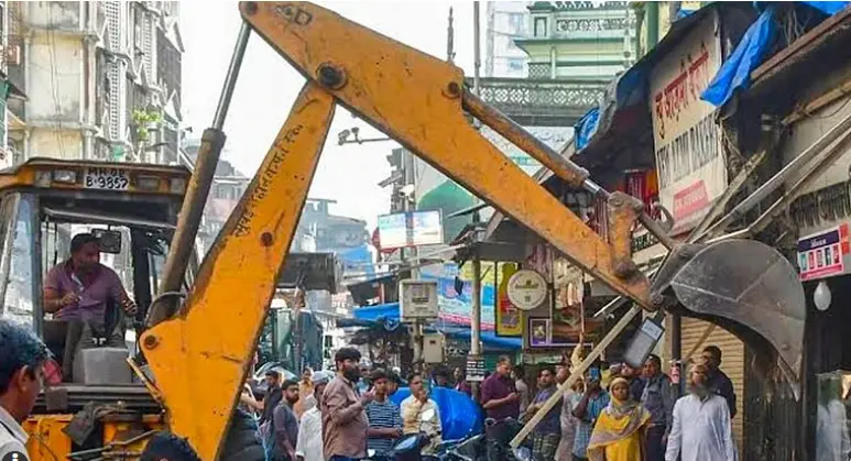 دہلی: پیتم پورہ میں بلڈوزر ایکشن سے افرا تفری، سڑک پر بنی مزار کو بھی کیا گیا منہدم