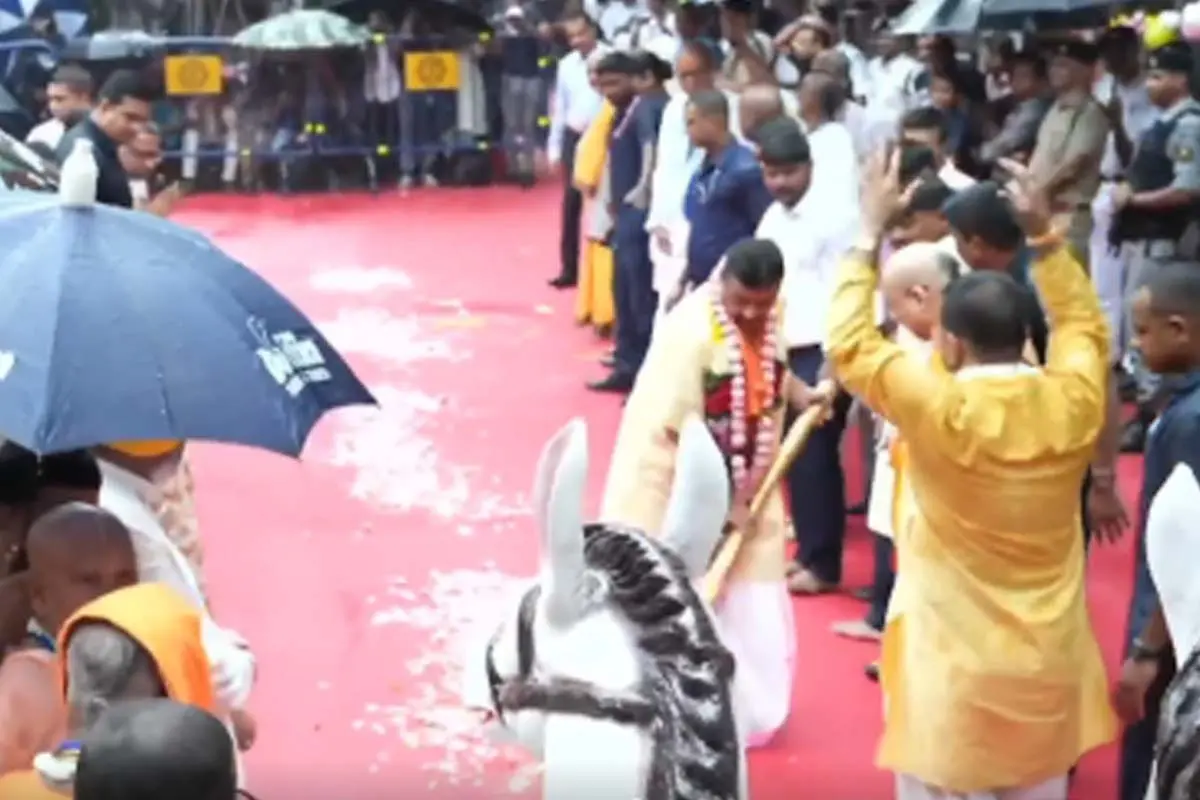 شوبھندو ادھیکاری نے جھاڑو لگا کر رتھ یاتر کا آغاز کیا