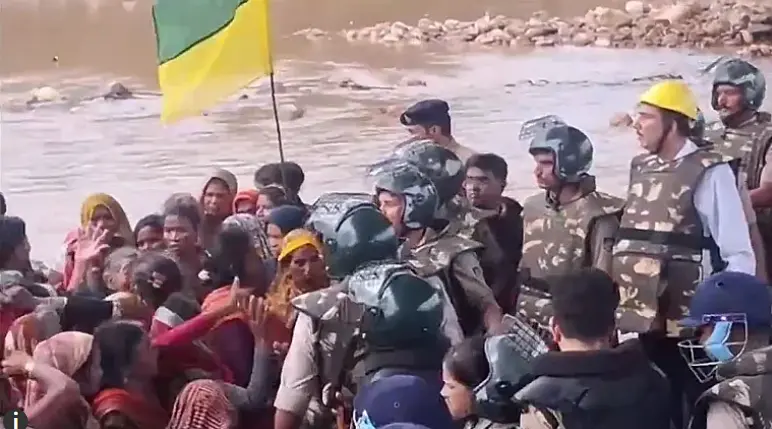 مدھیہ پردیش: کین-بیتوا منصوبے کی مخالفت کرنے والے مظاہرین کو احتجاجی مقام سے پولیس نے ہٹایا
