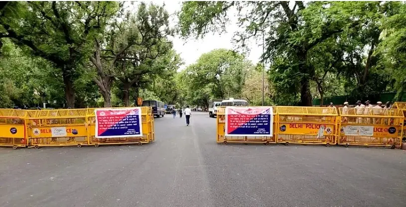 پارلیمانی اجلاس اور ’چلو پارلیمنٹ‘ مارچ کے پیش نظر دہلی میں ٹریفک ایڈوائزری جاری، متعدد راستوں پر پابندیاں