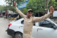 دونوں ہاتھ ہی گویاان کا سگنل ہے! پورولیا ٹریفک کے آئیکن دین بندھو اور وجے لکشمی