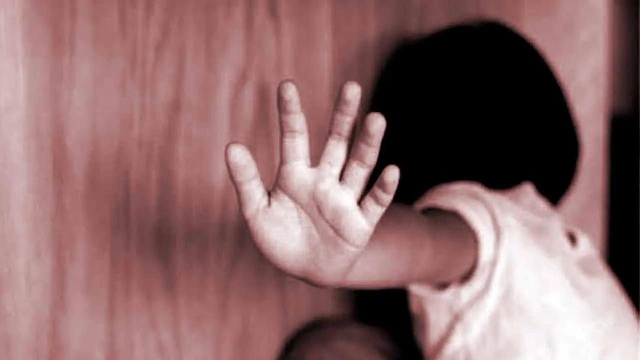 دمدم میں بچی سے جنسی زیادتی! ملزم کو بھاگنے میں مدد کے الزام میں سابق کونسلر گرفتار